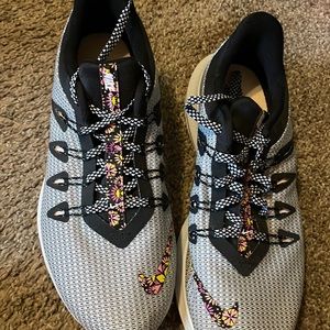 Women’s size 10 Nike running sneaker.